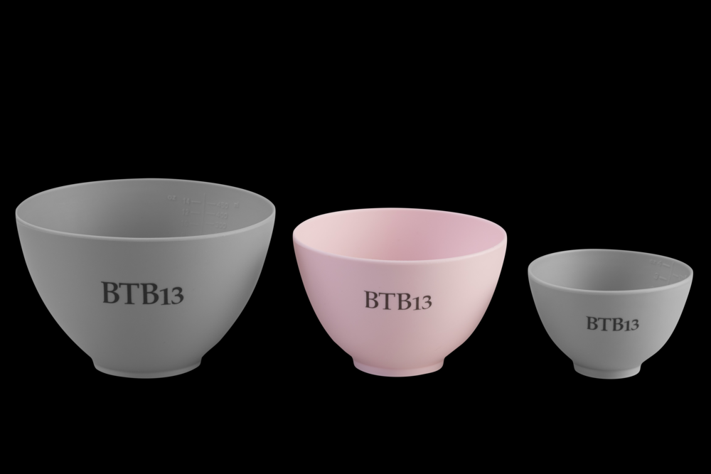 Tuotekuva: BTB13 Kulholajitelma: Suurin koko tumma harmaa, keskimmäinen pinkki ja pienin tumma harmaa +logo
